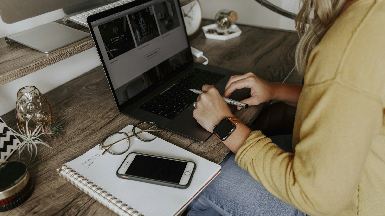 Una scrivania di casa con computer, appunti e telefono: nell'ADHD degli adulti la disattenzione si vede nelle piccole cose organizzative di ogni giorno