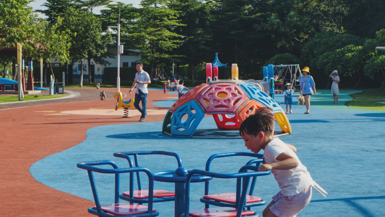 Un bambino in movimento all'aperto: il sito è pensato per le famiglie che si stanno chiedendo come aiutare un bambino o un adolescente