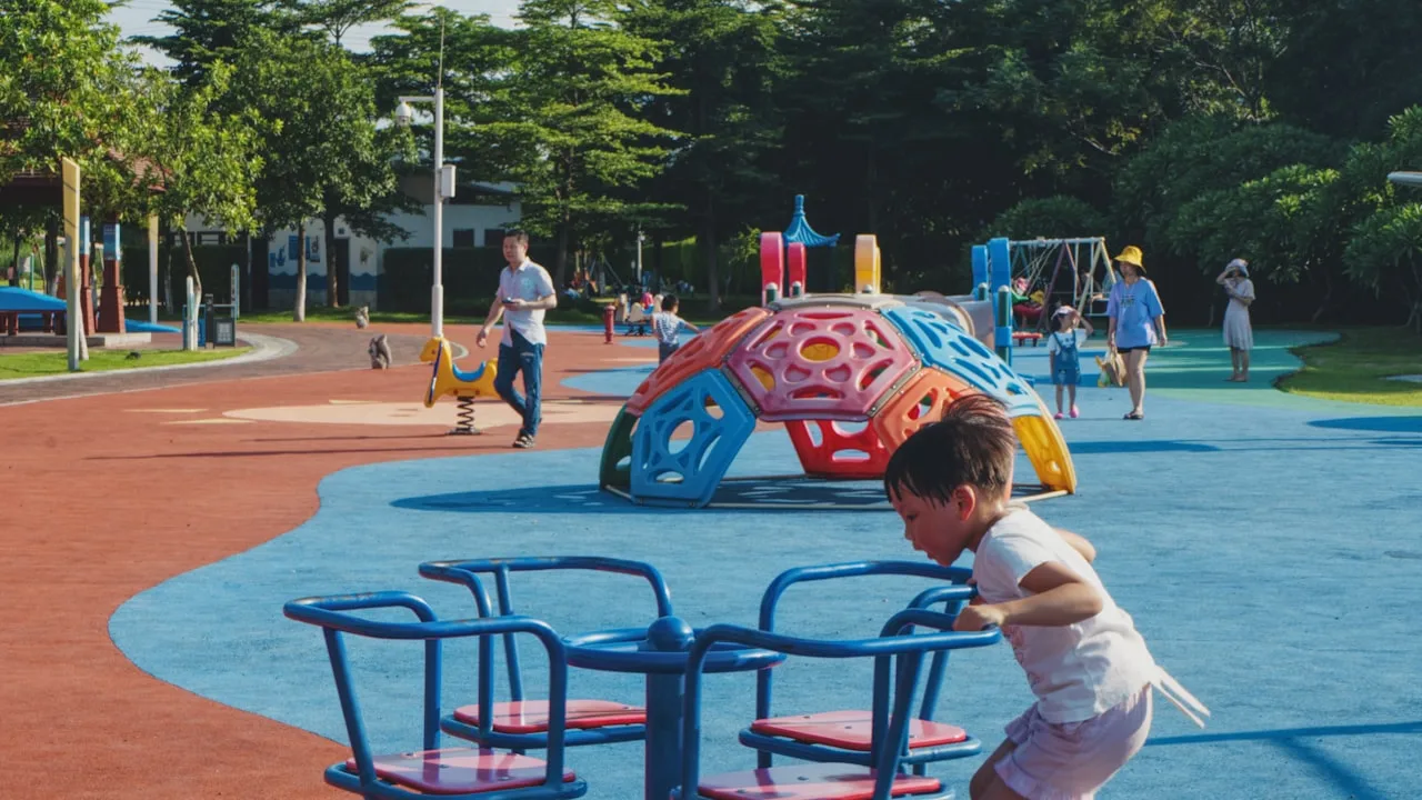 Un bambino in movimento all'aperto: il sito è pensato per le famiglie che si stanno chiedendo come aiutare un bambino o un adolescente