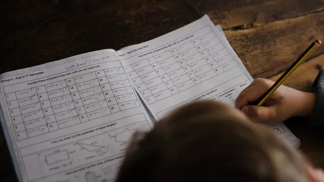 Una bambina alle prese con i compiti di matematica: la discalculia rende la matematica una fatica sproporzionata rispetto al resto