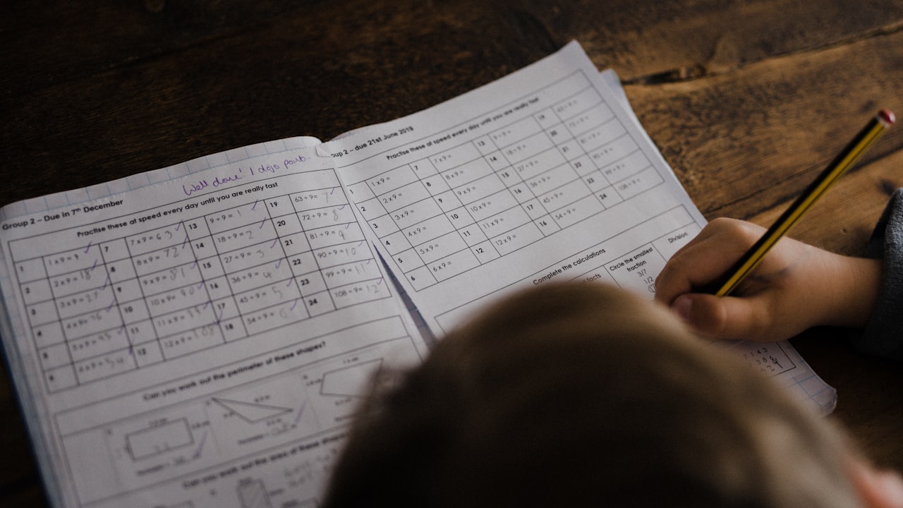 Una bambina alle prese con i compiti di matematica: la discalculia rende la matematica una fatica sproporzionata rispetto al resto