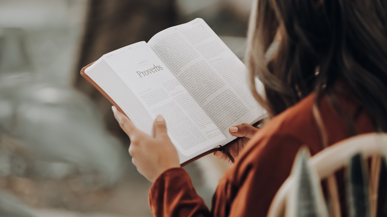 Bambini che leggono libri seduti in cerchio: la dislessia non si vede da fuori, ma chi ce l'ha la sente ad ogni pagina