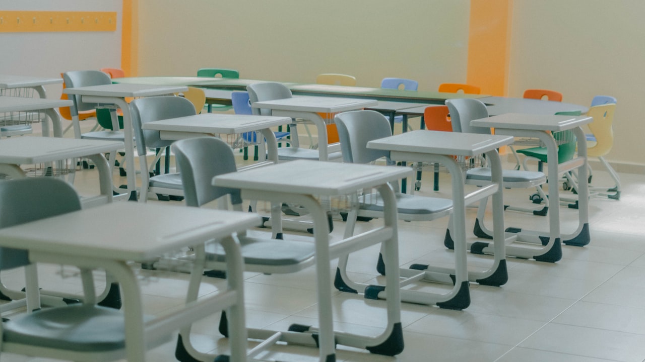 Una classe scolastica con banchi e materiali: il PDP coinvolge tutti gli insegnanti del consiglio di classe