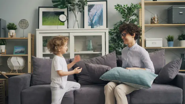 Una psicologa e un bambino durante un incontro in studio