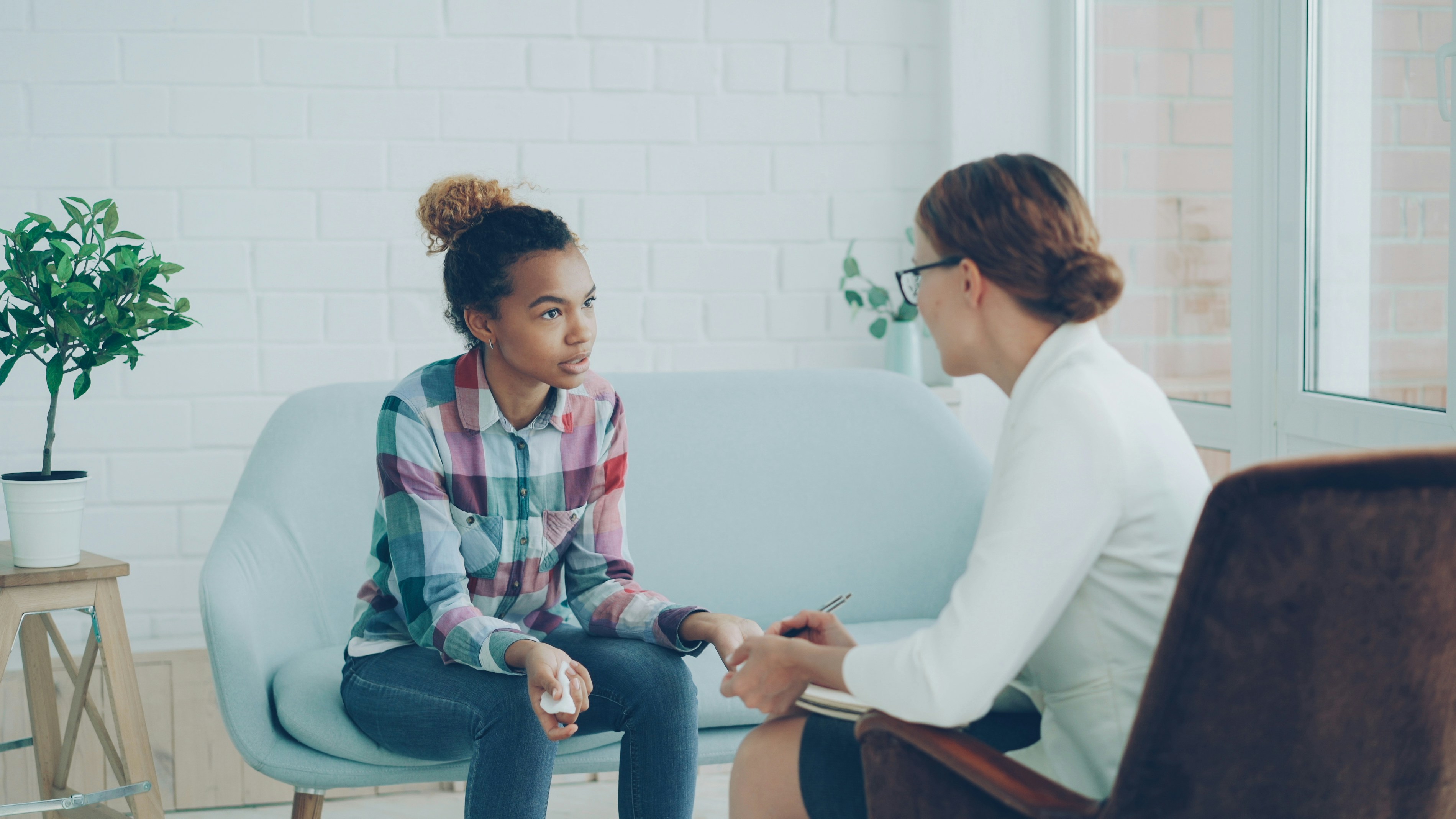 Una psicologa ascolta un'adolescente in studio: la valutazione dello spettro autistico parte sempre dall'osservazione e dall'ascolto
