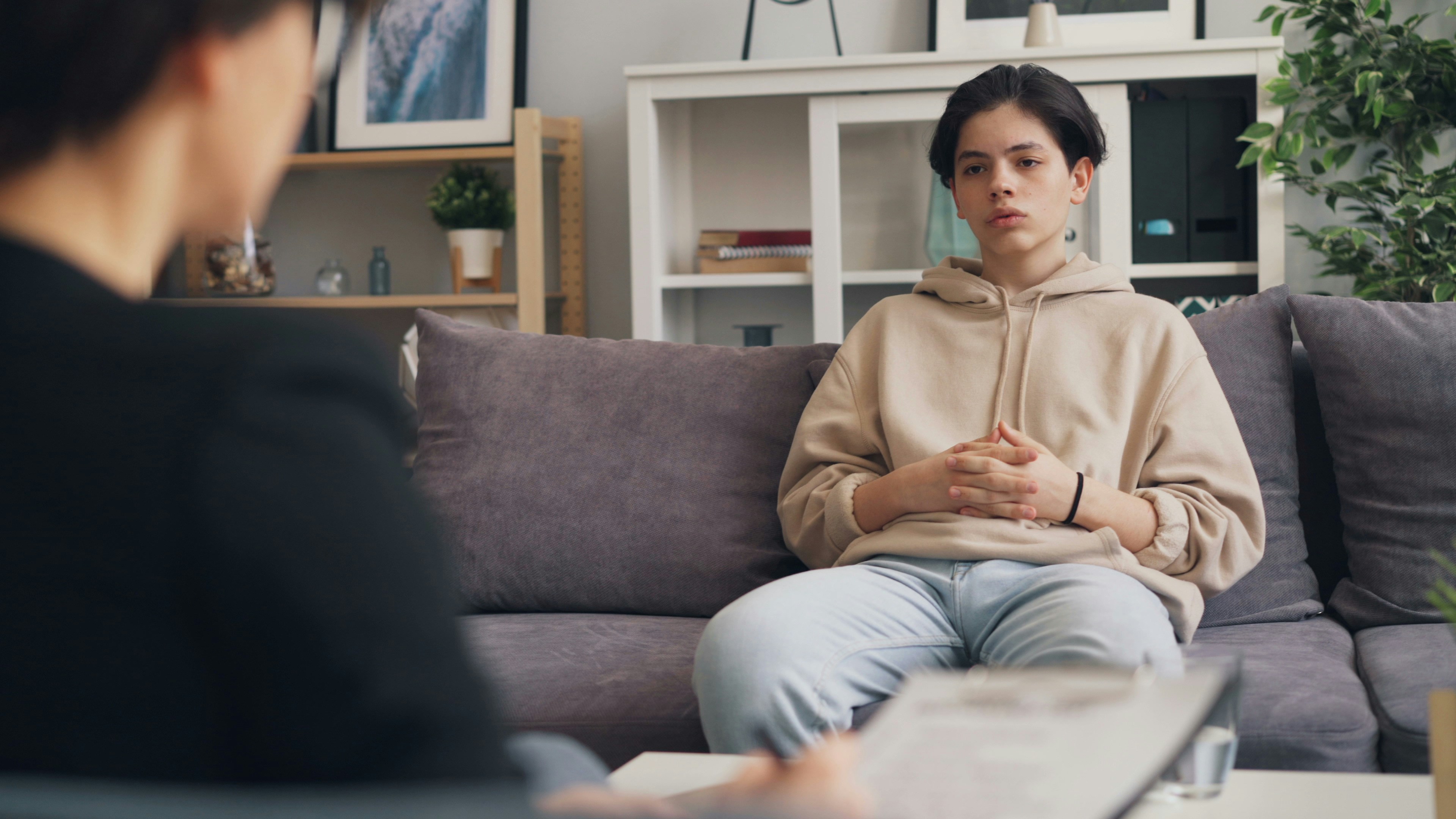 Un adolescente parla con la sua psicologa: il sostegno psicologico è uno spazio in cui mettere parole su quello che si sente